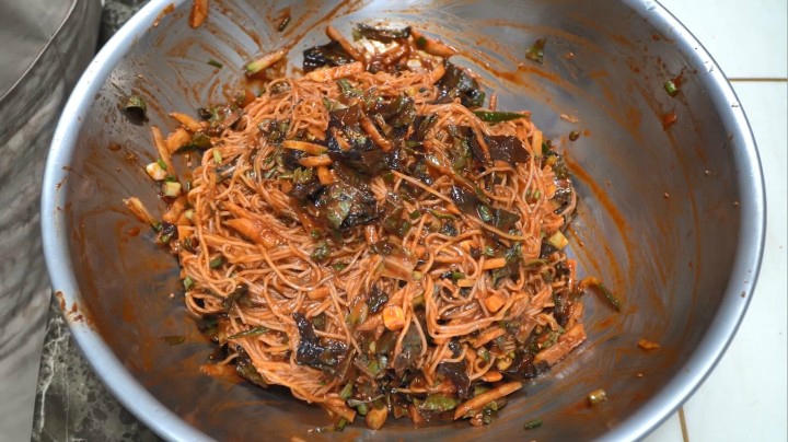 用新鲜的生鱼片和软滑的面做生鱼片拌面，营养美味，快来试试吧！