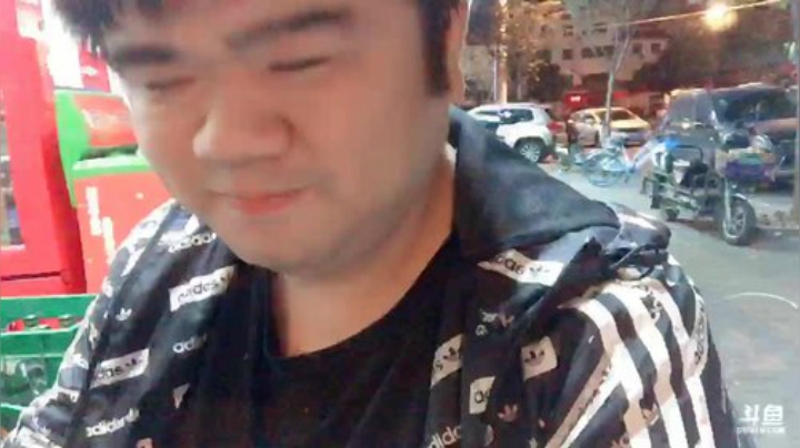 我在斗鱼看做个疯子直播户外