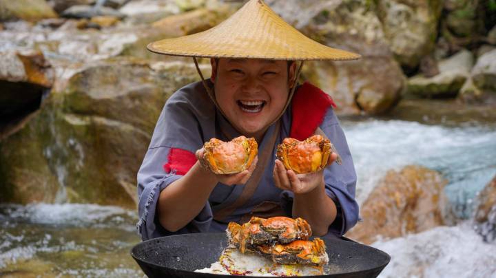 大闸蟹的神仙吃法！放锅里一焗咸香适口，鲜味十足，好吃到上头