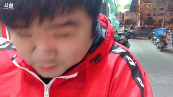我在斗鱼看做个疯子直播户外