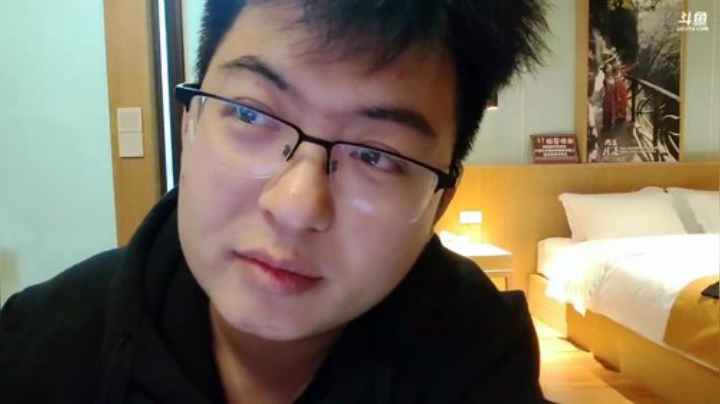 我在斗鱼看火力堂主直播户外
