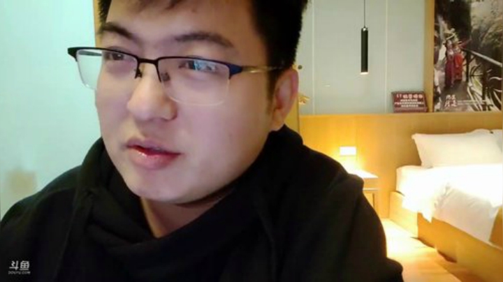 我在斗鱼看火力堂主直播户外