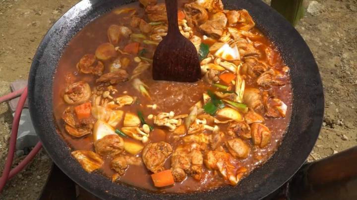 妈妈在锅上炖各种野菜与鸡肉，色香味俱全，还有制作教程哦！