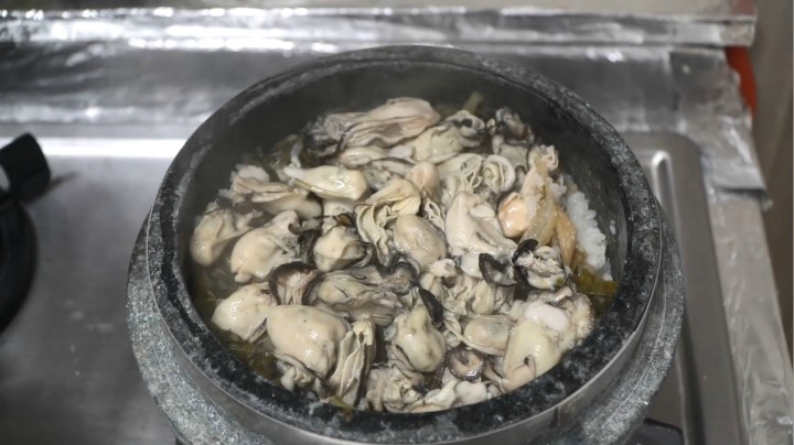 妈妈做的牡蛎饭、煎鲅鱼、大酱汤和小菜，快来领取美味教程吧！