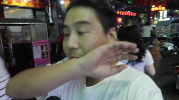 我在斗鱼看YESHI小哥直播美食