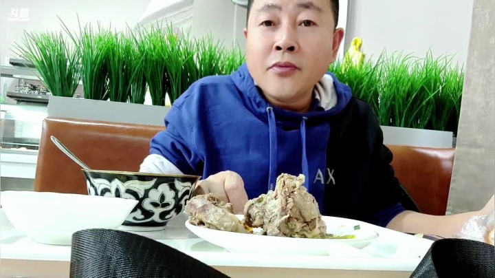 商场继续寻找有缘美女。 2020-11-02 15点场