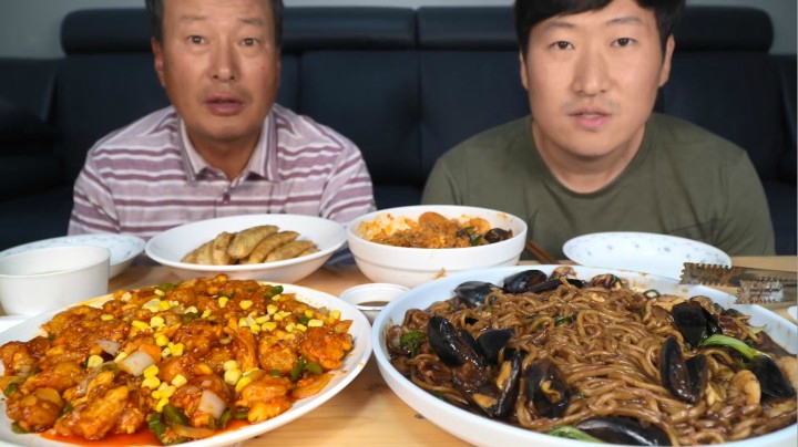 下雨天和爸爸一起享用美味的中式辣拌饭，海鲜炸酱面和干烧虾！