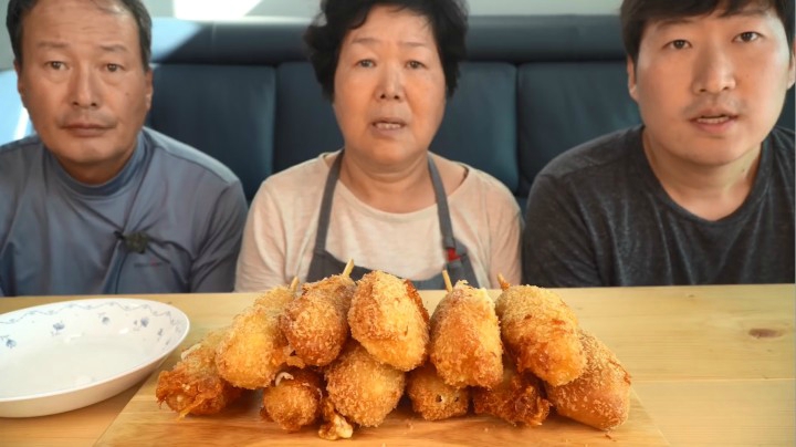 妈妈做了跟热狗店一样好吃的自制热狗，快来试一试吧！