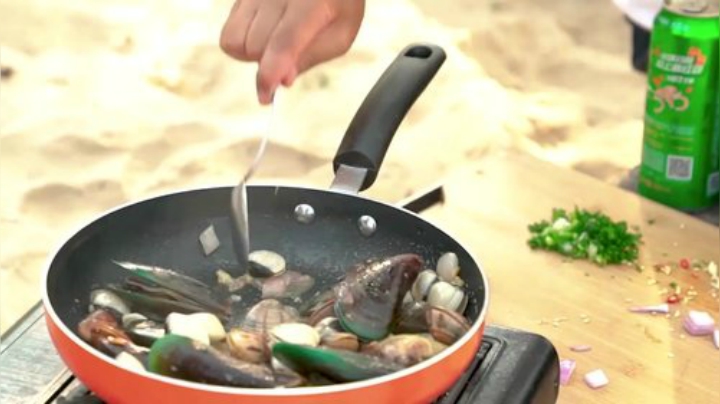 我在斗鱼看YESHI小哥直播美食