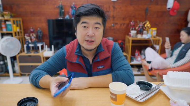 我在斗鱼看雪纳瑞三口之家直播美食