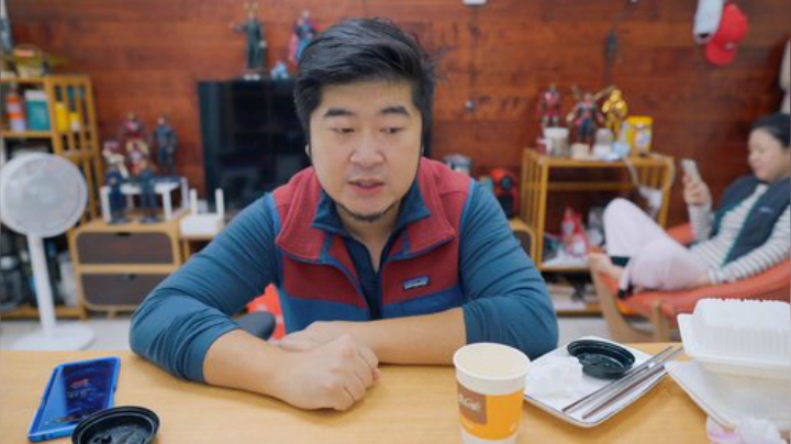 我在斗鱼看雪纳瑞三口之家直播美食