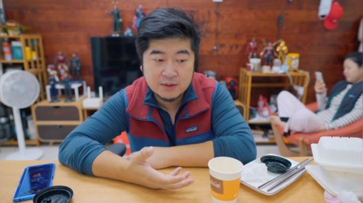 我在斗鱼看雪纳瑞三口之家直播美食