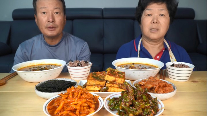 妈妈已准备好今日美食教程，麻辣牛肉汤,烧豆腐和其他小菜！