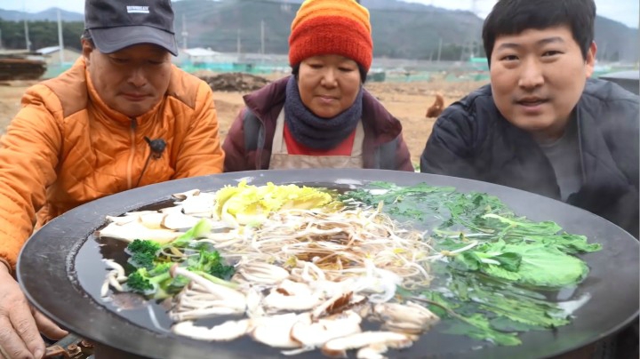全家一起享用清淡的汤做成的火锅,还有红利粥，吃得全身暖暖的！