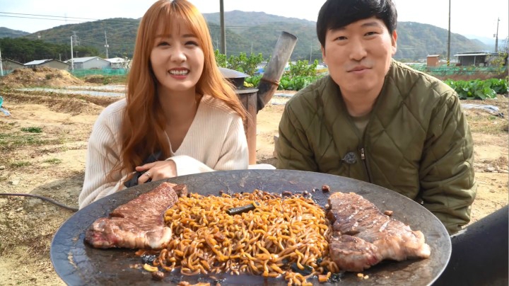 和Apink的普美一起吃辣味炸酱面和牛外脊肉，真的很开心！