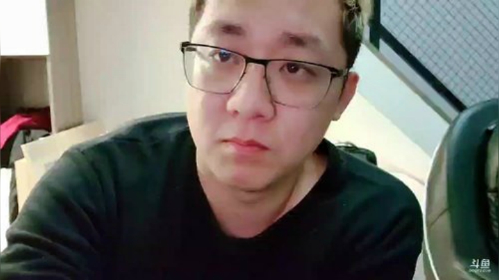 我在斗鱼看小鱼小鱼吃虾米直播户外