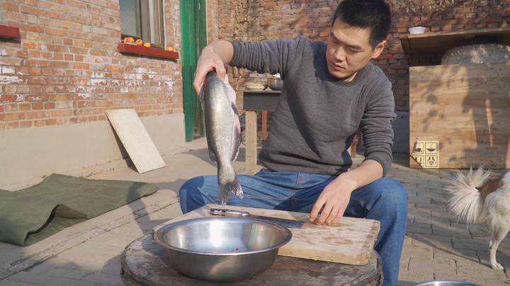 阿远做猪肉粉条，又炖了条清江鱼，猪肉先煮后煸，配上白菜真下饭