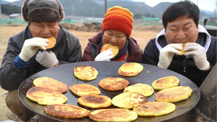妈妈在锅盖上做了美味的糖饼，一起看一下糖饼是怎么做出来的吧！