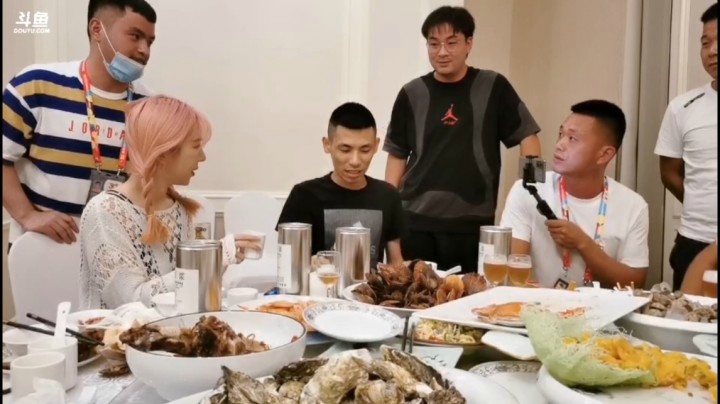 呆妹儿与宝哥喝酒，竟嫌宝哥酒没喝干净！呆妹儿：你养鱼呢？