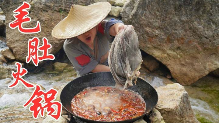 火锅这样涮才够劲，毛肚现撕现煮，口感麻辣爽脆，吃着真过瘾