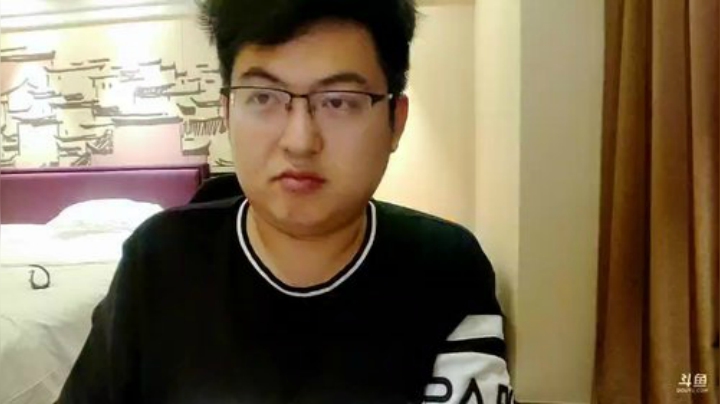 我在斗鱼看火力堂主直播户外