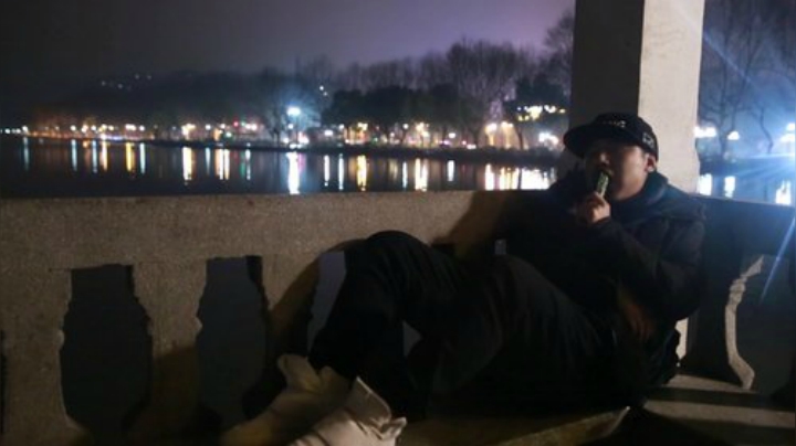 我在斗鱼看YESHI小哥直播美食