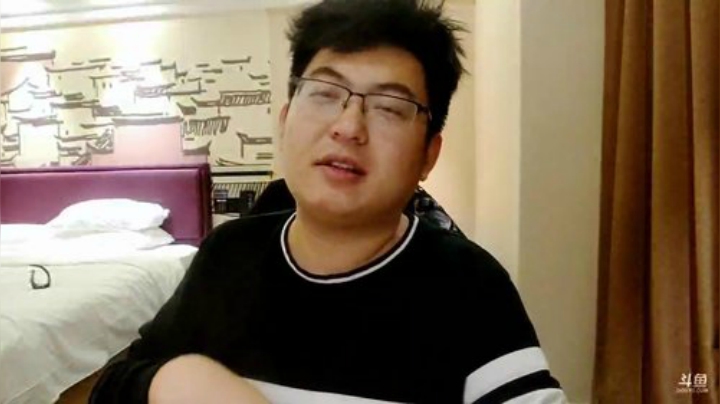 我在斗鱼看火力堂主直播户外