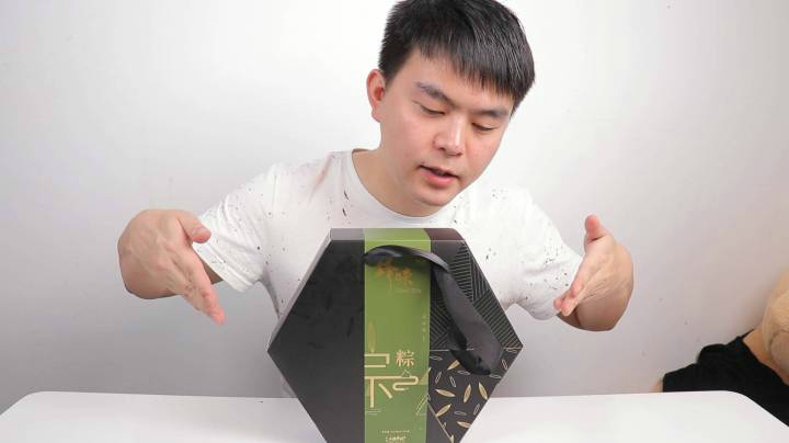 试吃谢霆锋创立品牌“锋味粽”，一个能卖到30多的粽子真的好吃吗