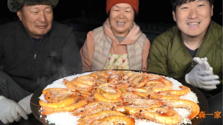 超级新鲜的盐烤大虾！给福利院的小朋友送去他们最爱的汉堡套餐！