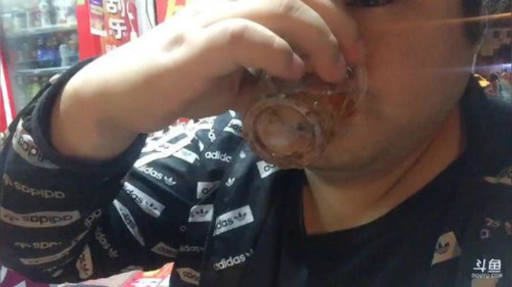 我在斗鱼看做个疯子直播户外