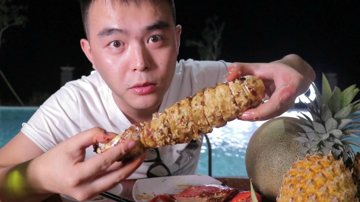 试吃印尼巨型皮皮虾，第一次吃和手一样大的皮皮虾，小伙直呼过瘾