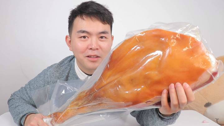 试吃云南特产火腿，500块钱一整只腿，年夜饭又多了一道菜