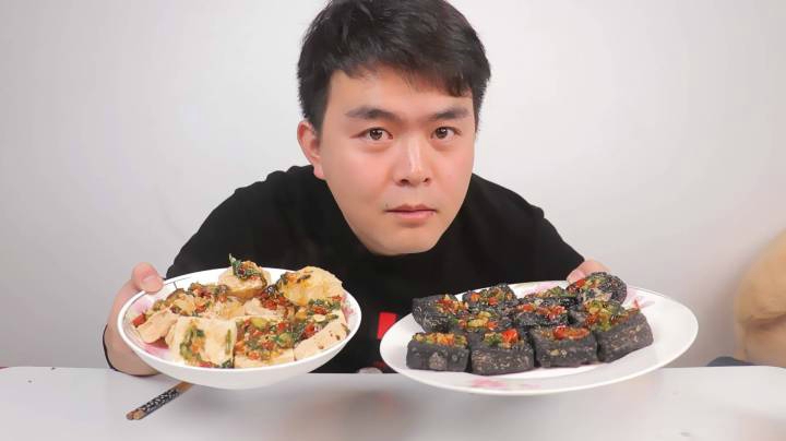 试吃长沙臭豆腐，打开那一瞬间就像打开了下水道，但是却极品美味