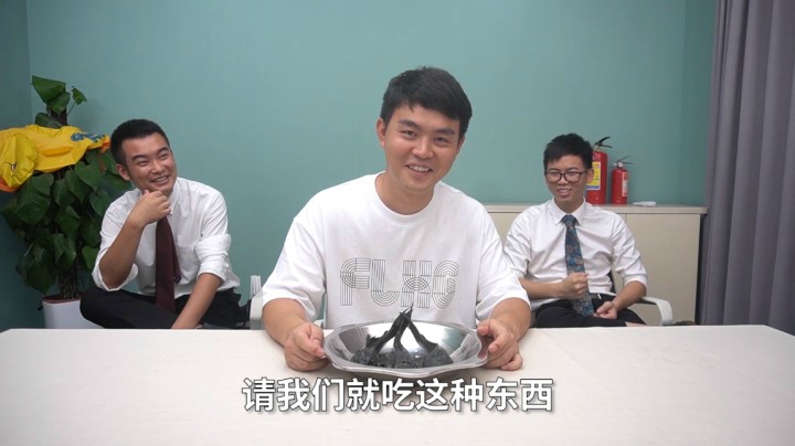 试吃众多网友推荐的“清道夫”，真好吃吗？三个小伙直接吃自闭了