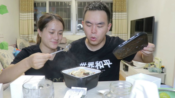 试吃最清淡的自热火锅“寿喜锅”，麻辣口味吃腻了是不是该换换口味了