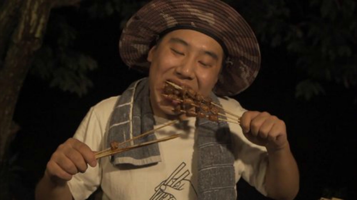 我在斗鱼看YESHI小哥直播美食