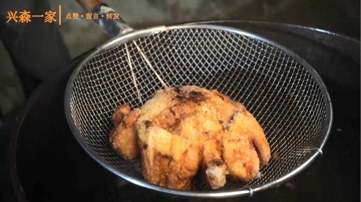 爸爸首次分享制作炸鸡的全过程，原来炸鸡是这样做出来的！