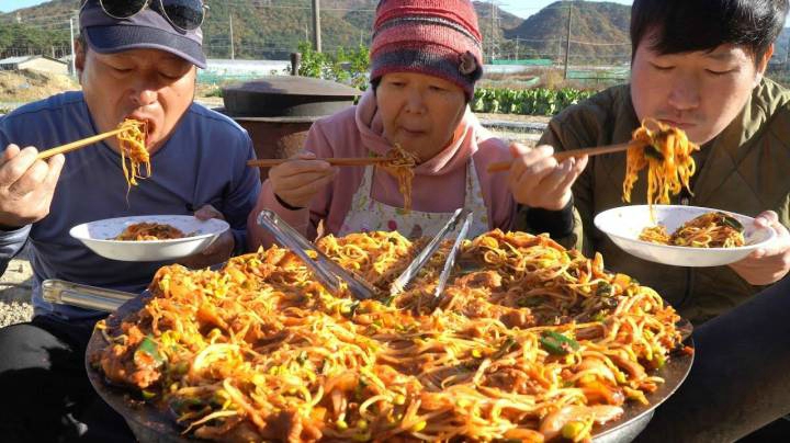 美味的豆芽烤肉当然得加上炒饭，来上一口美味极了！