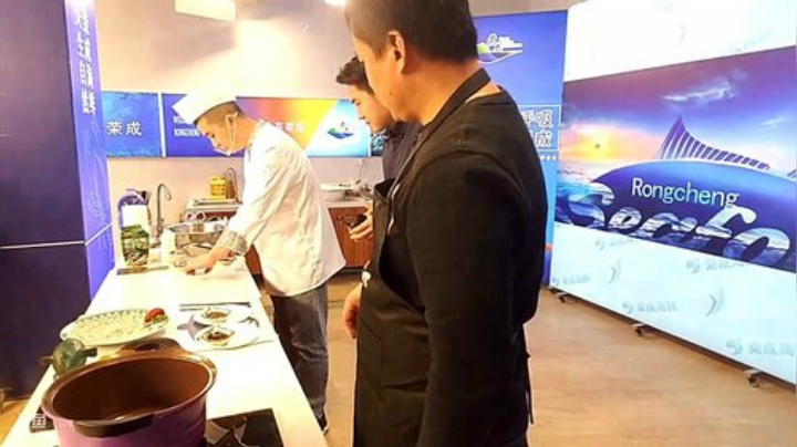 我在斗鱼看威海大叔直播美食