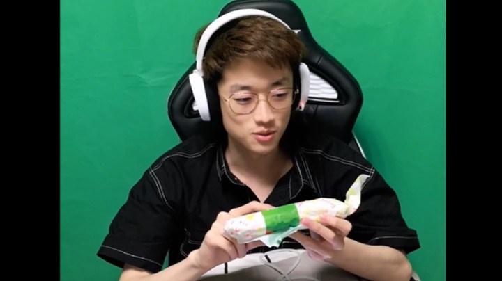 全网挑战！一口吃鸡肉卷！