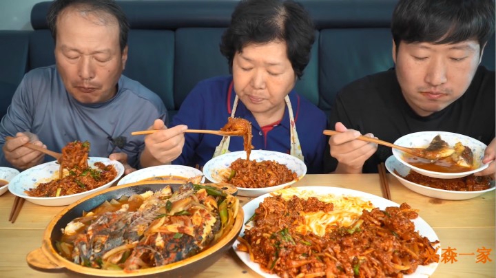 妈妈用鲽鱼和鱿鱼做的生鱼片拌饭，辣味石斑鱼汤，味道真的很赞！