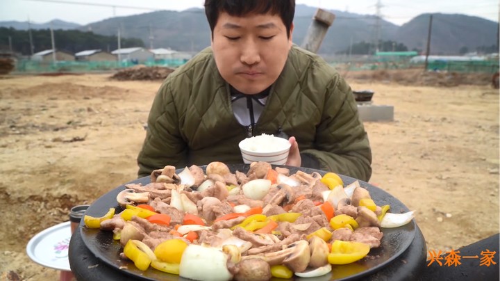 父母用牛排酱料给我做了美味的猪肉，我爱爸爸妈妈！