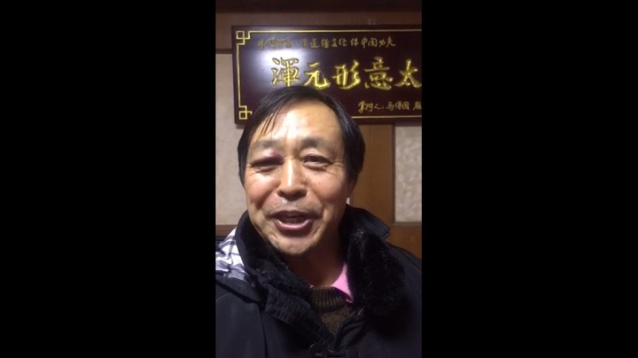 年轻人不讲武德，马保国老师的眼睛被蹭了一下