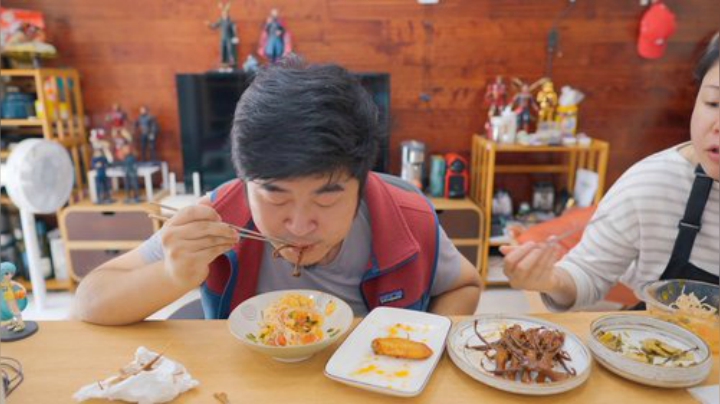 我在斗鱼看雪纳瑞三口之家直播美食