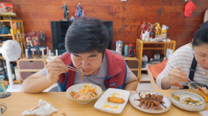 我在斗鱼看雪纳瑞三口之家直播美食