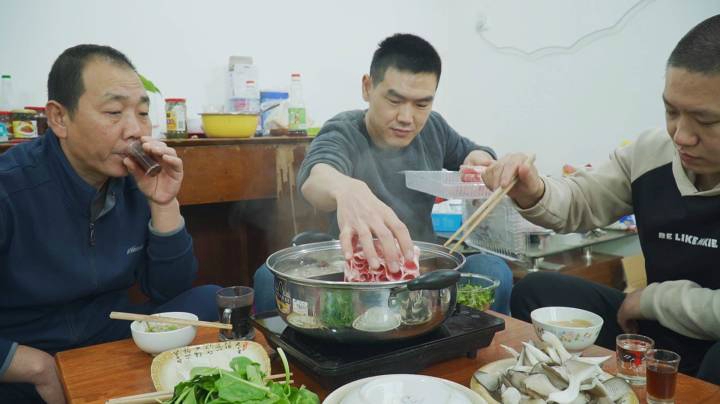 朋友想吃羊肉，阿远买4盒羊肉涮火锅，配上酿的韭菜花，满口飘香