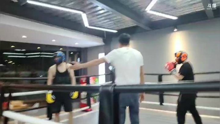 我在斗鱼看黑人毅直播户外