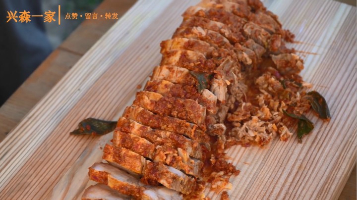 妈妈用超辣泡菜做的泡菜炖五花肉，简直是挑战极限！