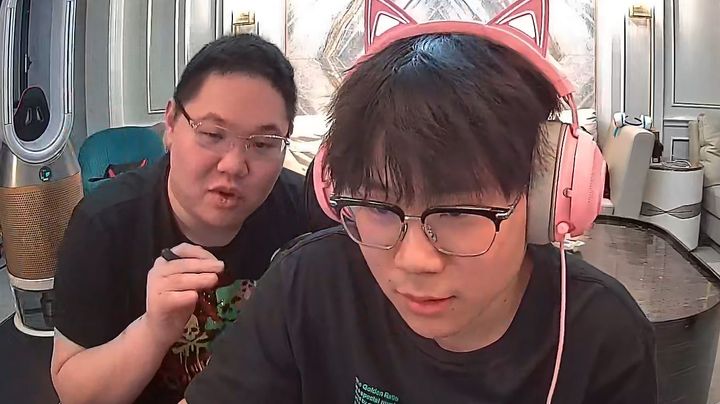 PDD和少爷陈新仔吃鸡，以为自己伤害很高，我笑出声