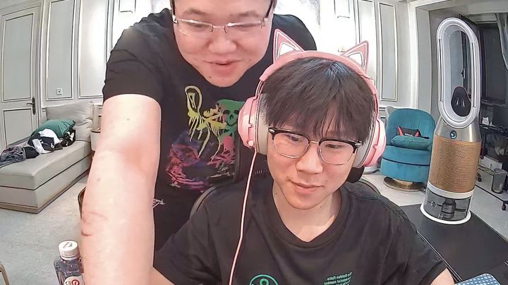 PDD开局和两人抢车，使出绝招：我跟他聊个天